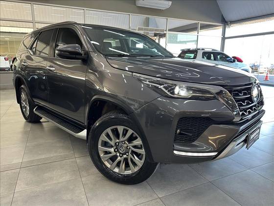 TOYOTA HILUX SW4 2.8 D-4D TURBO DIESEL SRX 4X4 AUTOMÁTICO
